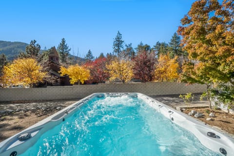 Mountain High Luxury Castle &Spa Villa in Wrightwood