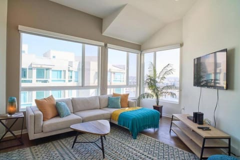 Exclusive Water View 1BR Penthouse Rooftop Pool Condominio in Marina del Rey