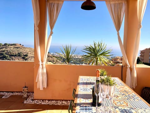 LUXURY ESCAPE - 3BR PENTHOUSE, Breathtaking Views, Pool, in the heart of Costa del Sol! Condo in Sitio de Calahonda