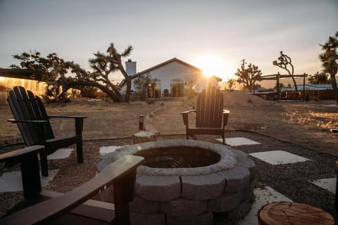 The Tiny Bungalow: Joshua Tree House in Yucca Valley