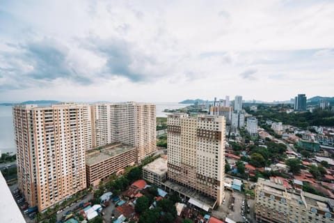 NEW Infinity Pool Seaview 3Bedrooms 2Carparks Apartment in George Town