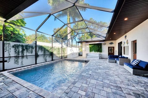 Courtyard Home with Pool, Spa & Sauna close to Beach & City Center House in Sarasota