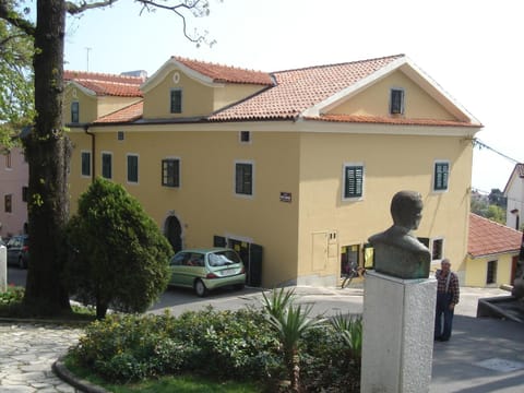 Facade/entrance, Summer, Street view, Location