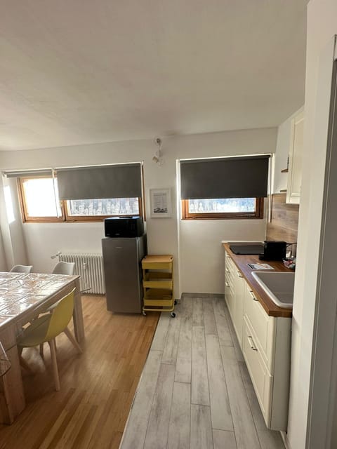 Kitchen or kitchenette, Dining area, minibar, stove