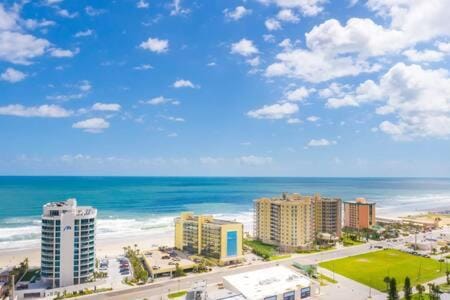 NEW Oceanside Inn 603 King Bed Ocean Views Apartment in Daytona Beach Shores