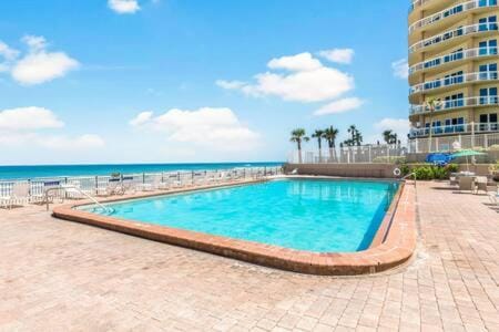 Oceanside Inn 604 - Water Views, Beach Access Pool & Pool Bar Apartment in Daytona Beach Shores