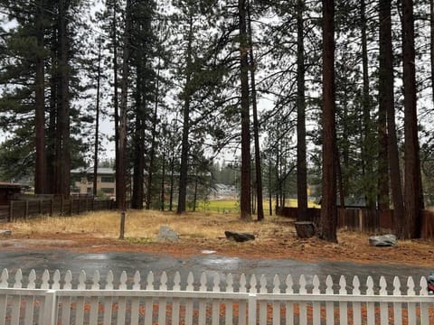 Affordable Monthly stay, minimum 30 days-Peaceful Newly Remodeled Tahoe Home 6 min drive to lake, ski, casinos and restaurants Condo in South Lake Tahoe