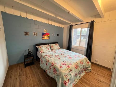 Peaceful Newly Remodeled Cabin 6 min drive to lake ski casinos and restaurants Condo in South Lake Tahoe