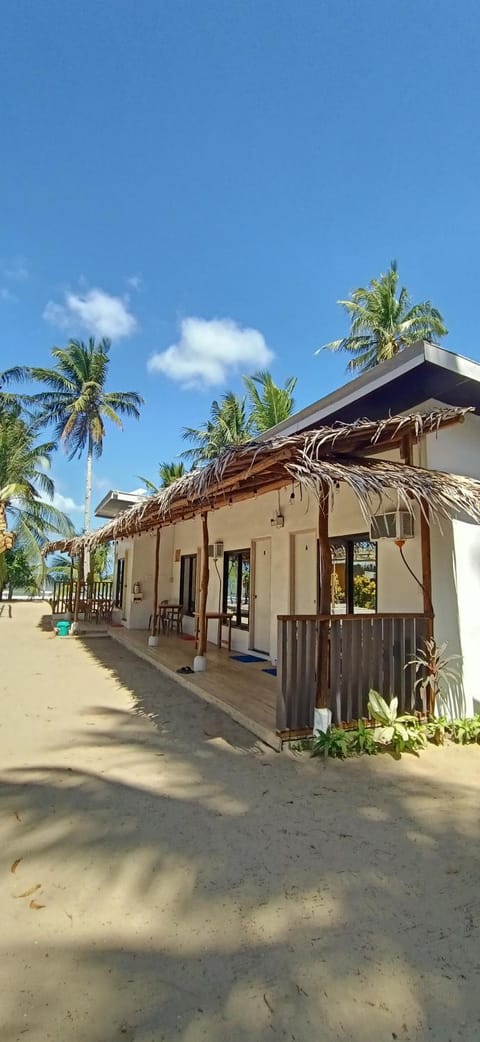 CocoHut Beach House Alojamiento y desayuno in El Nido