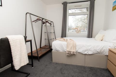 Modern 1 bed flat on the outskirts of Kingston Condo in Richmond