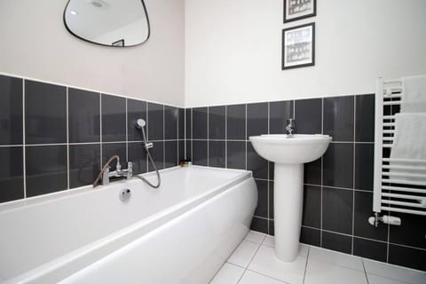 4 BR | Free Parking | Garden Bed and Breakfast in Wales