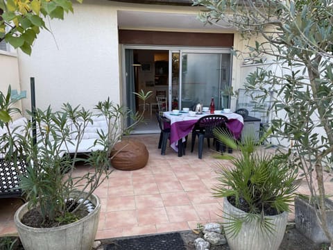 Appartement RDC à Port Camargue - 6 Couchages, Accès Direct Plage, Parking, Jardin - FR-1-250-263 Apartment in Le Grau-du-Roi