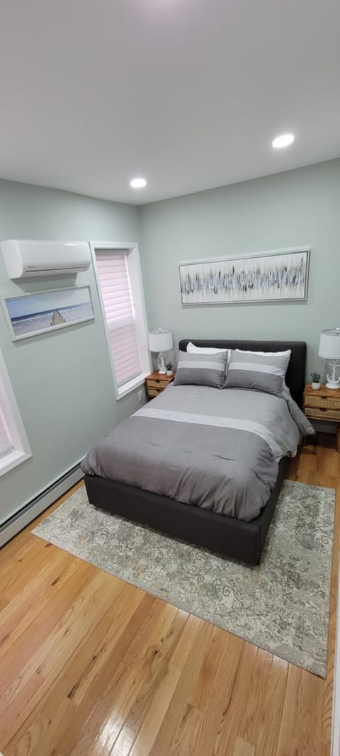 Bed, Photo of the whole room, Bedroom, air conditioner