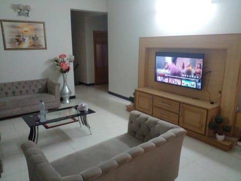 Communal lounge/ TV room, TV and multimedia, Living room, Seating area, Evening entertainment