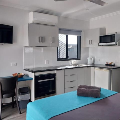 TV and multimedia, minibar, pet friendly, stove, kitchen, air conditioner