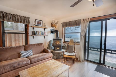"On the Beach" Cabin Perfect for 2! Lake Front Casa in Tahoe Vista