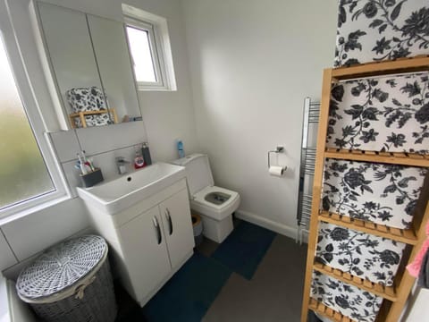 Double Bedroom in Sudbury Hill Wembley - 10 mins from Wembley Stadium Bed and Breakfast in Wembley