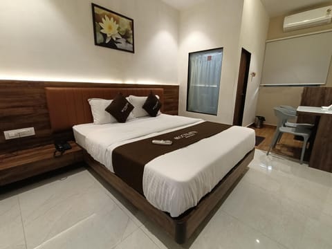 Bed, TV and multimedia, Photo of the whole room, Seating area, Bedroom, towels, air conditioner