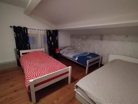 Chambre 3 lits simples cuisine commune Vacation rental in Mont-de-Marsan