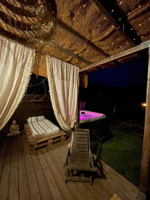 Property building, Patio, Night, Natural landscape, Photo of the whole room, sunbed