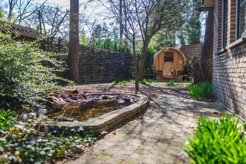 Wellnesshuis met jacuzzi en sauna in het bos House in Lunteren