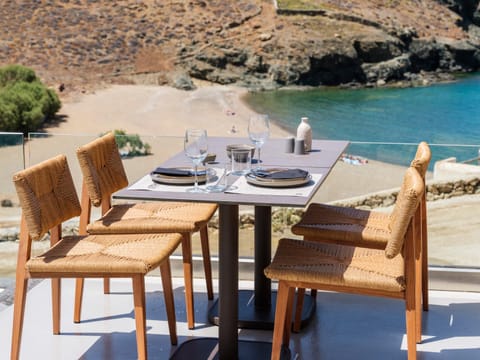 Restaurant/places to eat, Food and drinks, Seating area, Dining area, Beach, Sea view, Drinks