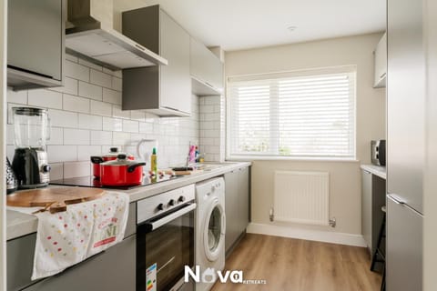 Kitchen or kitchenette, oven, stove, toaster, washing machine