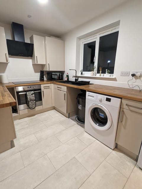 Kitchen or kitchenette, pet friendly, stove, washing machine