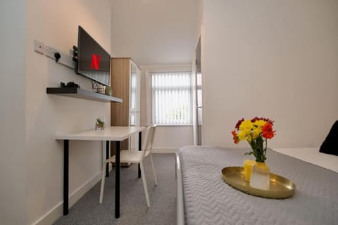 Gordon House - Fully Furnished, TVs in All Rooms, Free Parking, Netflix, Walk to City Centre House in Coventry