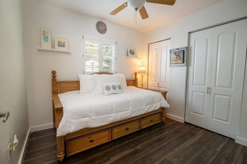 Happy Camper Cottage - Cozy Oasis with Hot Tub House in Crystal Beach