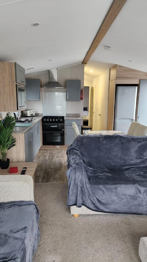 Lovely Caravan To Hire At White Acres In Newquay Ref 94419of Terrain de camping /
station de camping-car in Saint Columb Major
