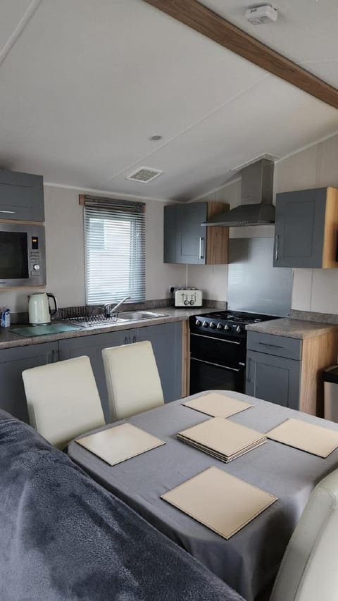 Lovely Caravan To Hire At White Acres In Newquay Ref 94419of Terrain de camping /
station de camping-car in Saint Columb Major