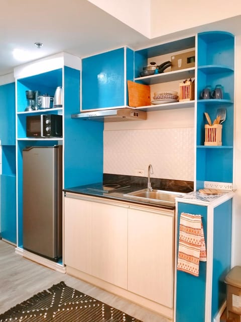 Kitchen or kitchenette, minibar, stove