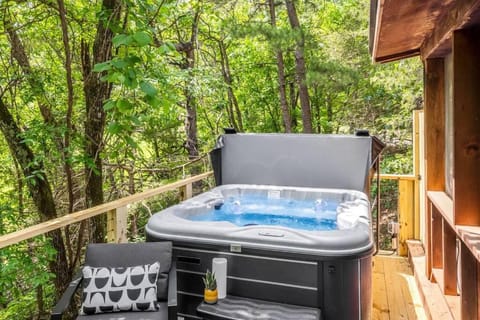 Hot Tub, Pets OK, WiFi, Honeymoon House in Eureka Springs