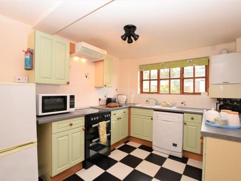 2 Bed in Godshill IC072 House in Godshill