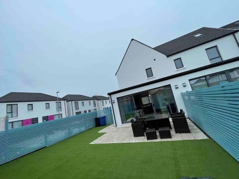 Property building, Patio, Garden, Garden view