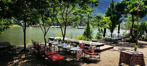 Restaurant/places to eat, Natural landscape, BBQ facilities, Garden, Garden, Food, Garden view, Lake view, sunbed