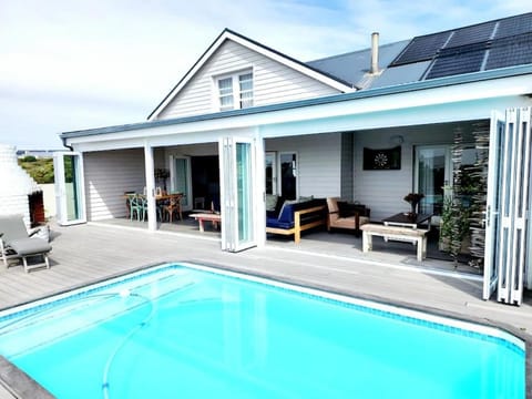 Property building, Patio, Balcony/Terrace, Pool view, Swimming pool, Swimming pool, sunbed