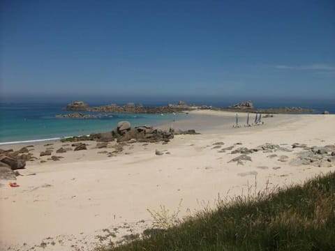 La villa des amiets, piscine chauffée et à 500 m de la plage Villa in Cléder