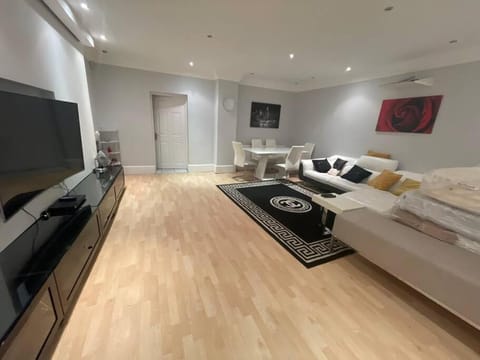 Entire 6 Bedroom House in London Free Parking Condo in Ilford
