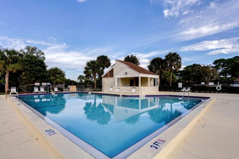 Townhome with Screened Porch 5 Mi to Jupiter Beach! Maison in Jupiter