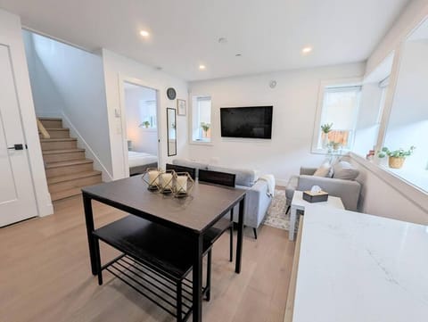Centrally located, modern, 2 bedroom home Maison in Vancouver