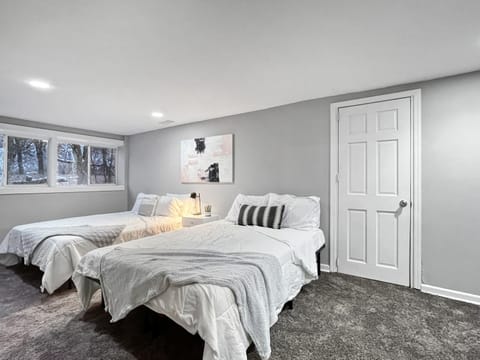 Roomy 4br By Drake Sleeps 13 Huge Yard Casa in Des Moines