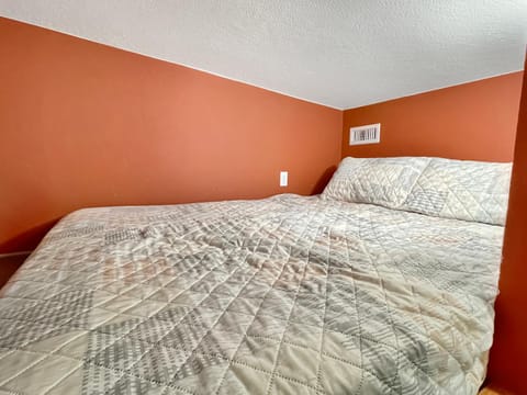 Spacious Jacuzzi Loft & Free Parking Near Icubs Apartment in Des Moines