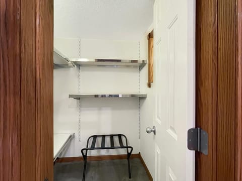 Spacious Jacuzzi Loft & Free Parking Near Icubs Apartment in Des Moines