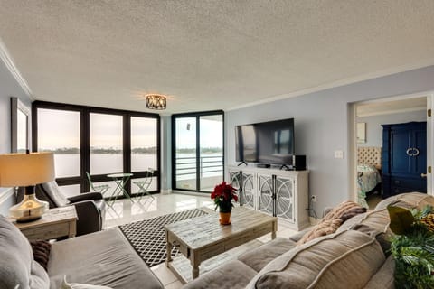 Florida Abode with Balcony, Pool Access and Gulf Views Condominio in Lower Grand Lagoon