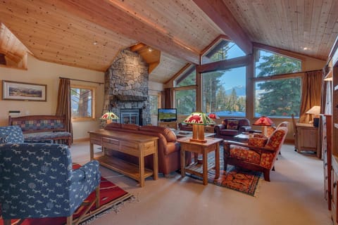 Sundance Lodge -Mountain Home w Views of Palisades - Ski Shuttle, Pets okay! Casa in Palisades Tahoe (Olympic Valley)
