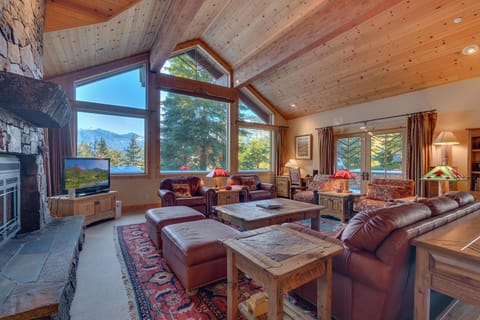 Sundance Lodge -Mountain Home w Views of Palisades - Ski Shuttle, Pets okay! Haus in Palisades Tahoe (Olympic Valley)