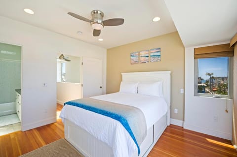 Bay View Beach House - Your Coastal Retreat House in Mission Beach