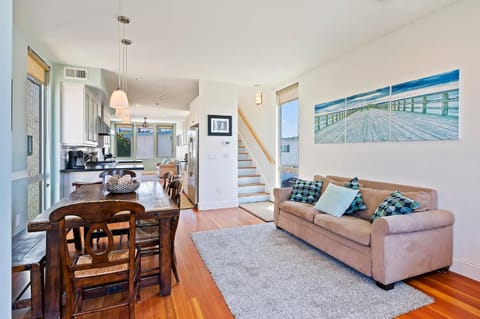 Bay View Beach House - Your Coastal Retreat House in Mission Beach